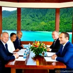 바누아투와 프랑스의 관계 - Photorealistic diplomatic meeting in Port Vila, Vanuatu, with Vanuatuan and French officials in form...